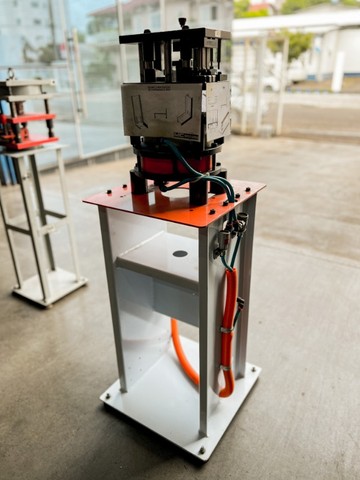 Estampo pneumático para fixação de contramarco em alumínio - NOVO - Foto 4