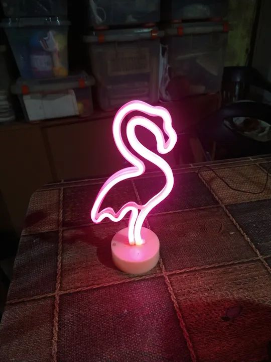Luminária cisne rosa.