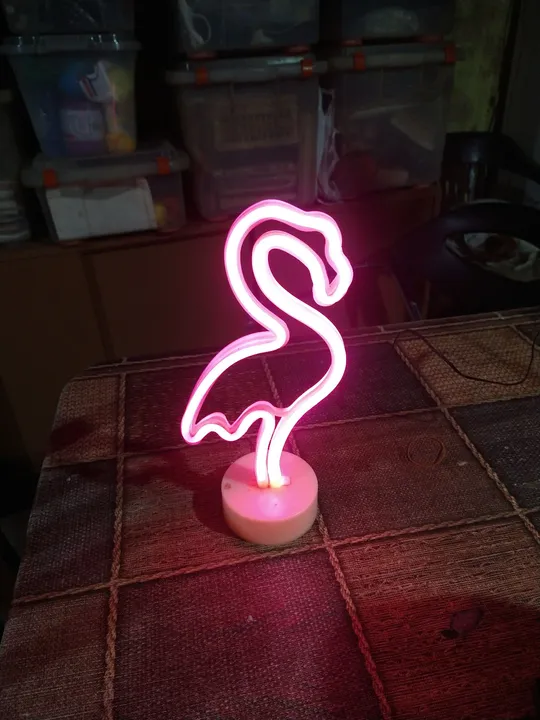 Luminária cisne rosa.