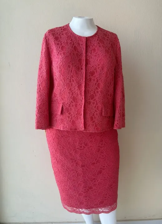 Conjunto de blazer e saia, na cor pink, tamanho 48.