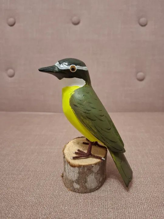 Adorno decorativo artesanal esculpido em madeira pássaro bem-te-vi comprado em Bichinho MG - Foto 2
