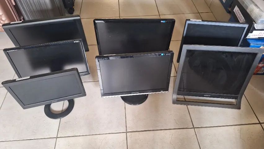 8 monitores com defeito. Diversas marcas e tamanhos