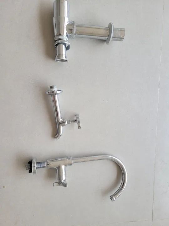 Torneiras novas  e cifão marca docol