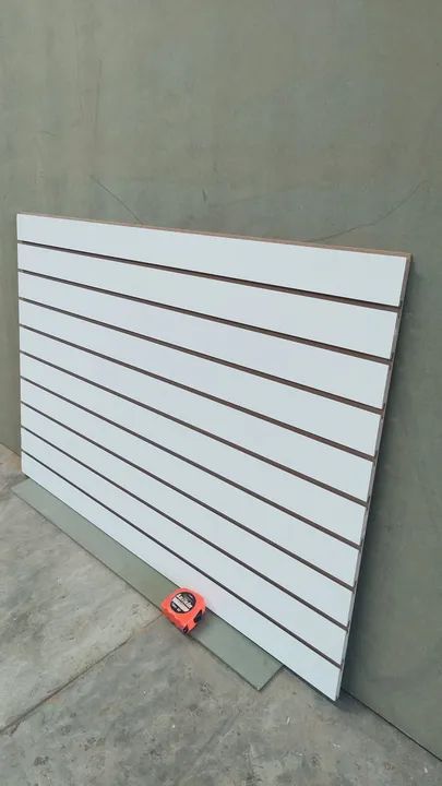 Painel Canaletado slatwall prateleira/estante inteligente em MDF branco  - Foto 4