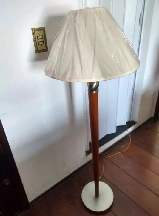 Vendo Abajur de coluna em madeira e aço escovado- Novo