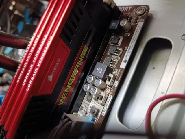 Memoria RAM Corsair DDR3 8GB Kit 4x4GB Gamer 1866Mhz  Vengeance Pro REDXMP 1.35v/1.5V - Foto 3