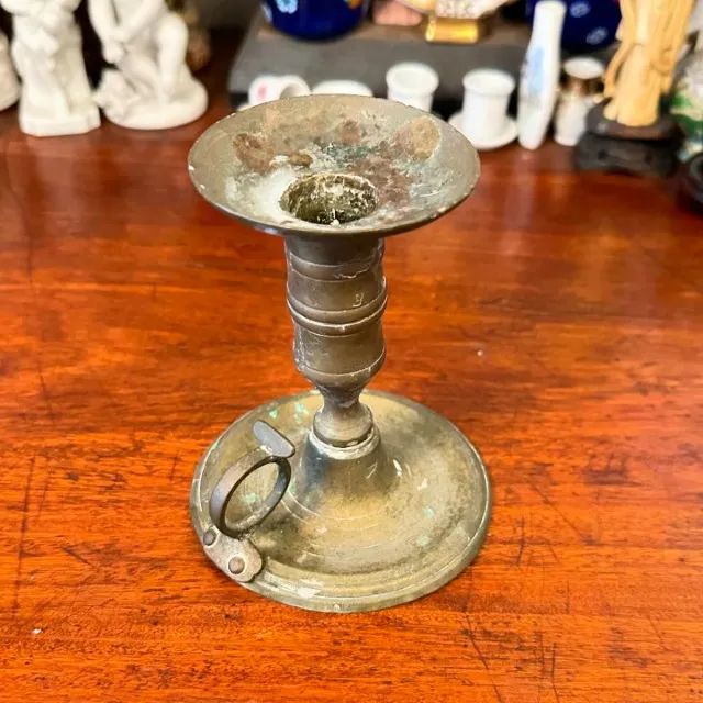 Castiçal Palmatória em estado rústico.