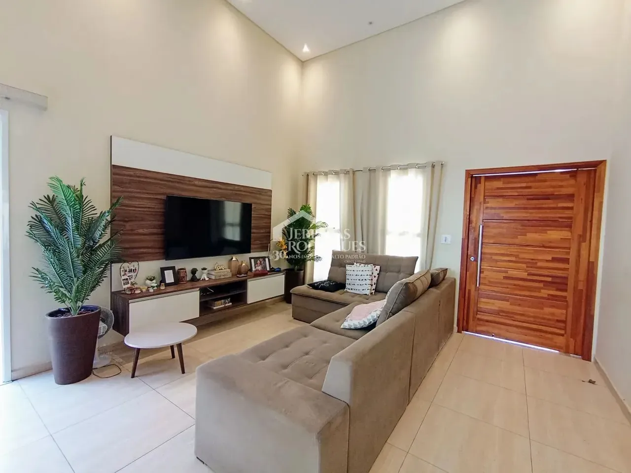 Casa para venda e locação com 3 suítes no Condomínio Residencial Terrazzo Di Itália em Tau