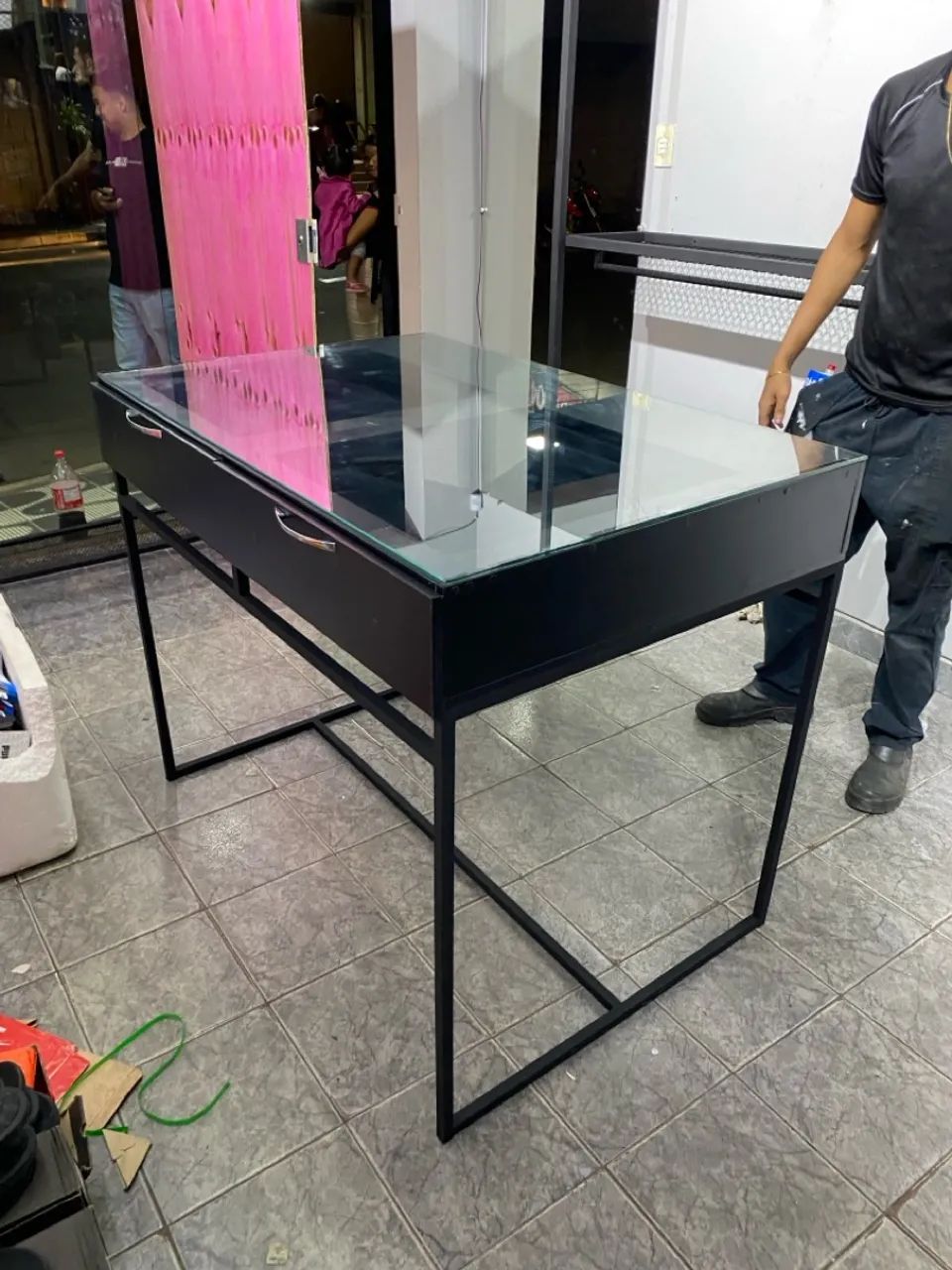 Mesa de centro para loja com tampo de vidro temperado gavetas e araras de roupa - Foto 3