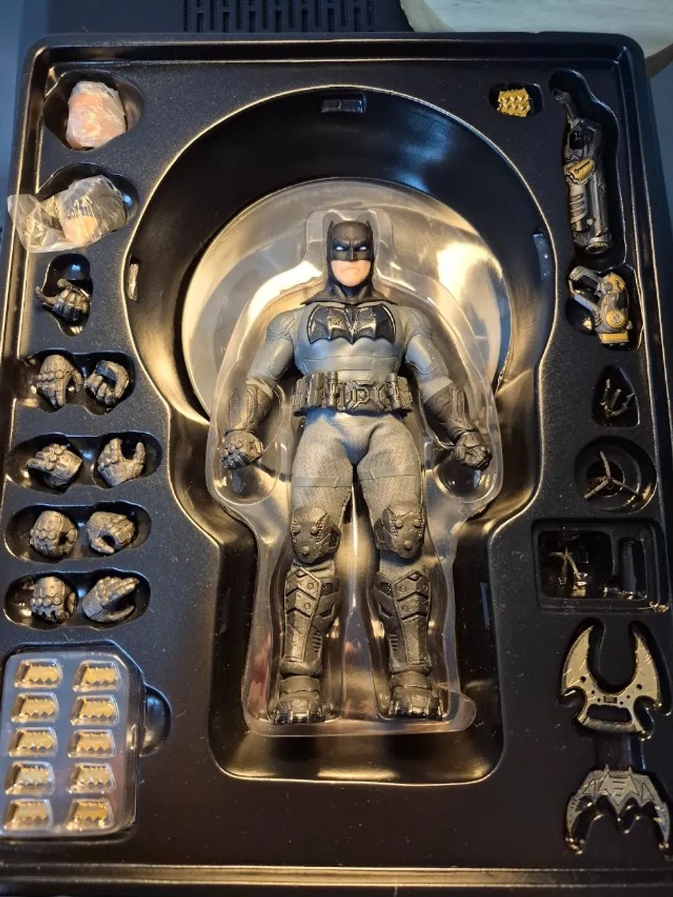 Mezco One:12 Batman Supreme Knight - Hobbies e coleções - Parque