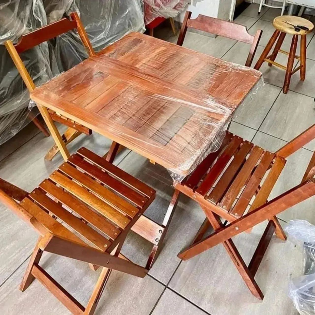 Jogo de Mesa Dobrável com Cadeiras em Ypê Nobre - Completo e Sofisticado!" - Foto 2