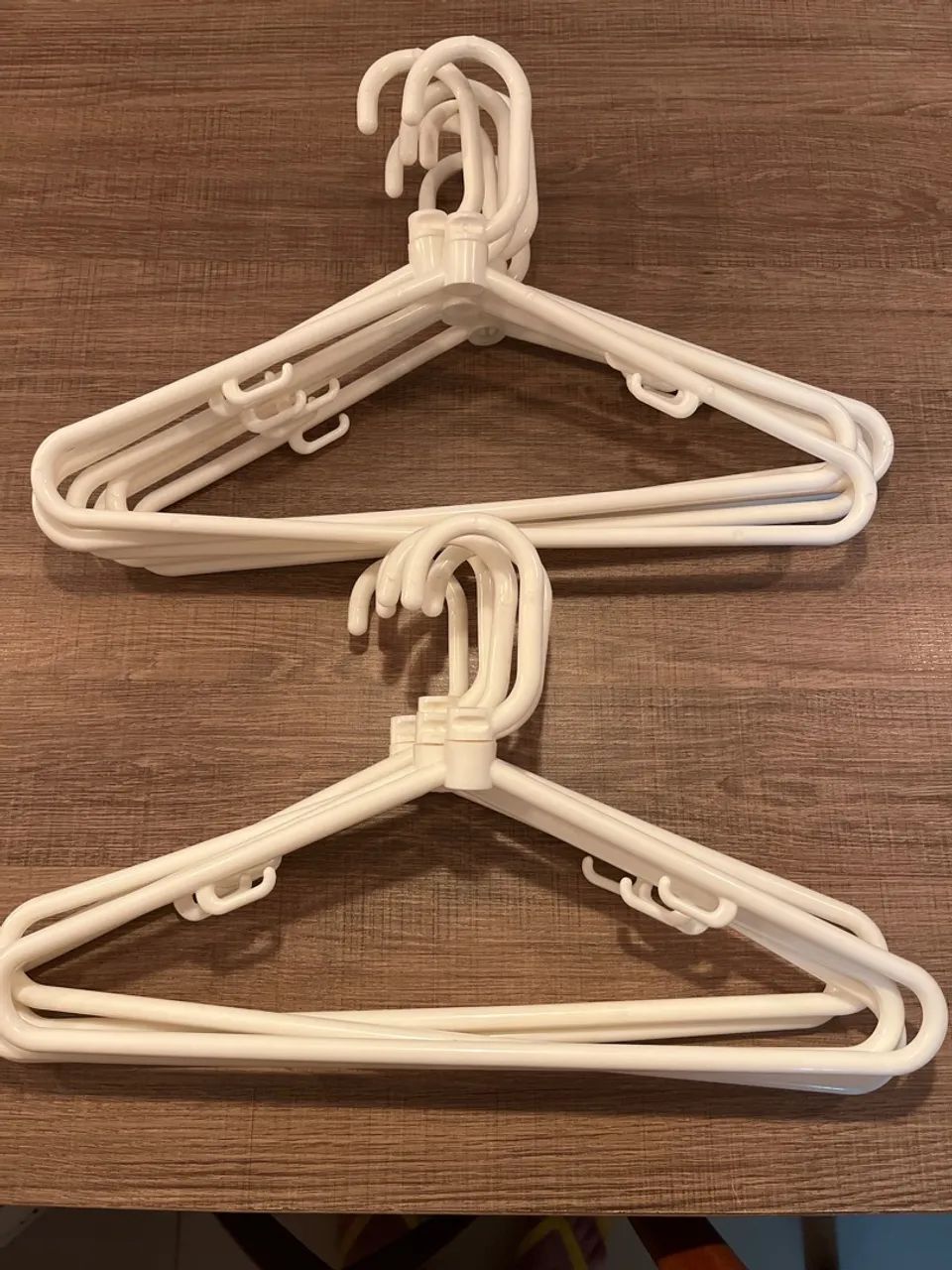 Cabides de Plástico Branco - Kit com Várias Unidades