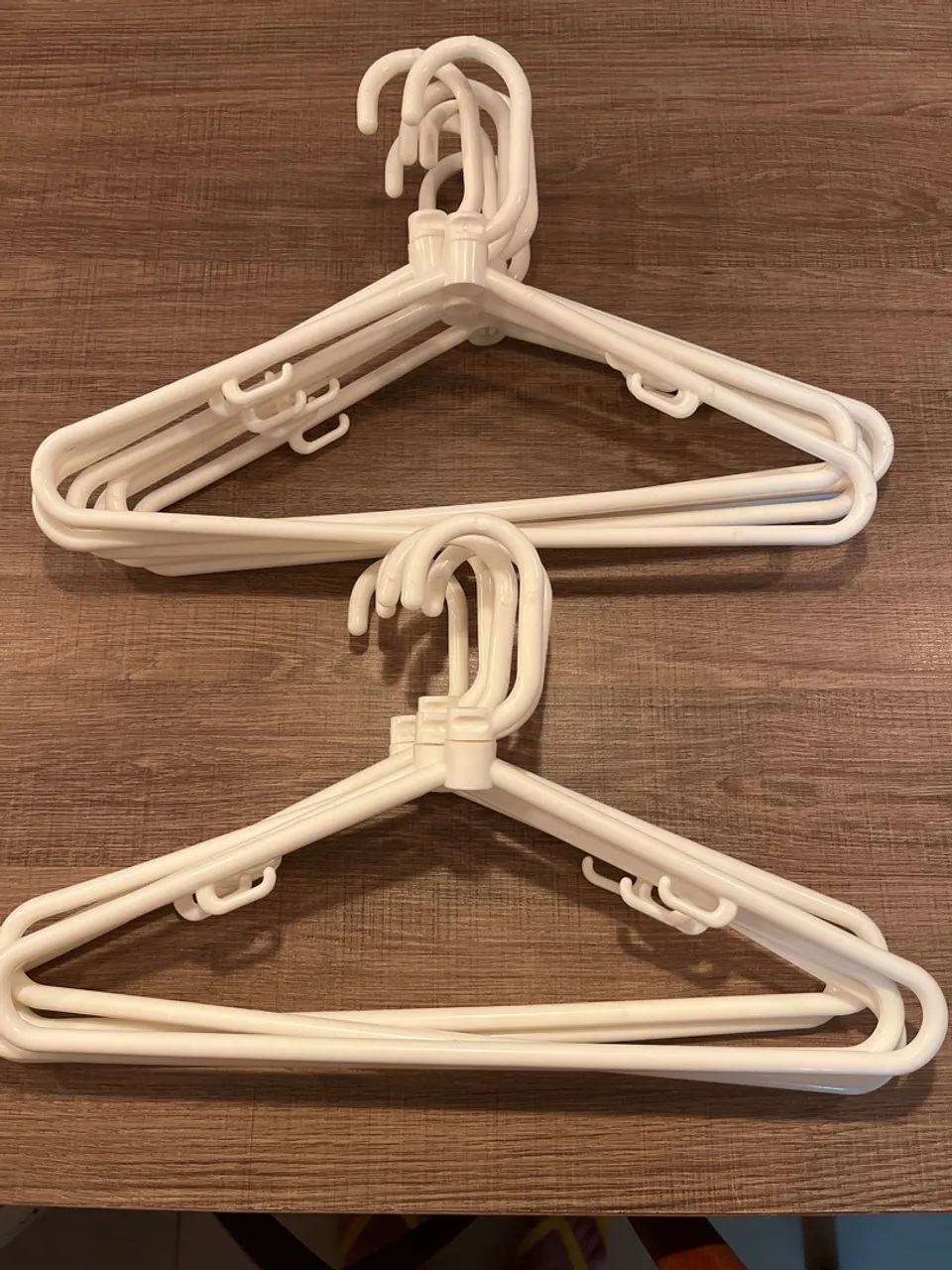Cabides de Plástico Branco - Kit com Várias Unidades