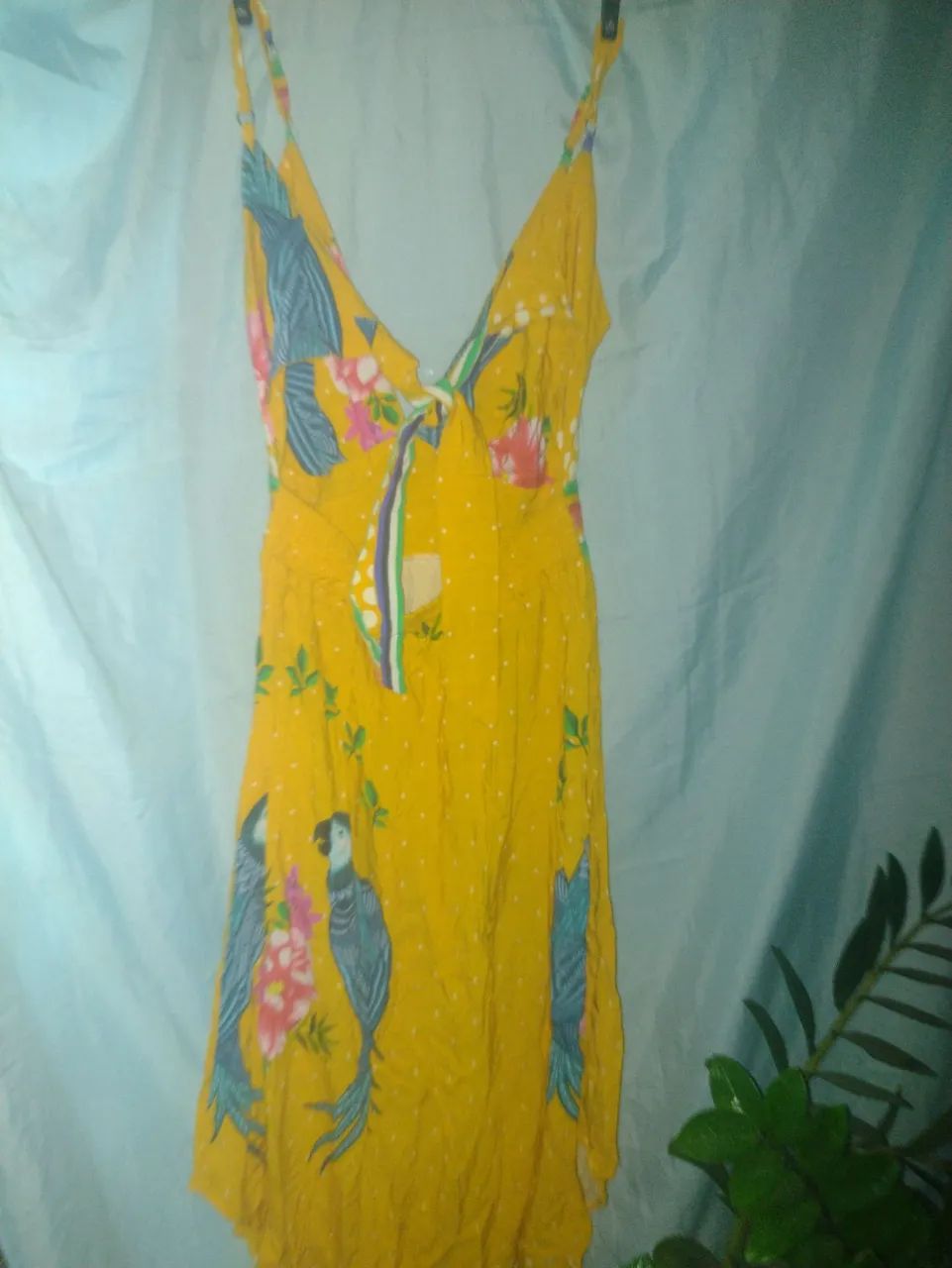 Vestido amarelo com estampa de araras - Foto 4