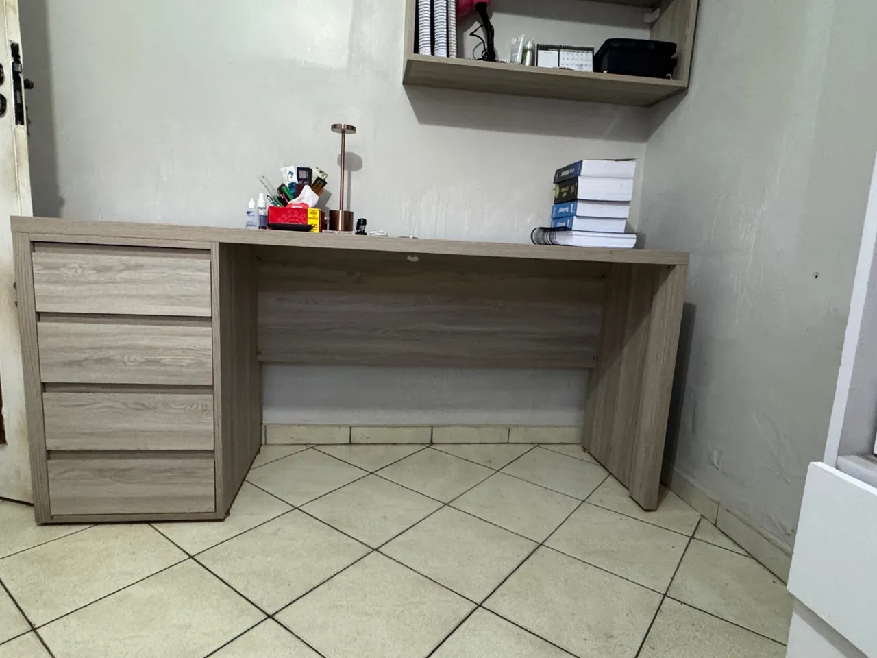Escrivaninha moderna em madeira clara com gavetas e nichos para livros