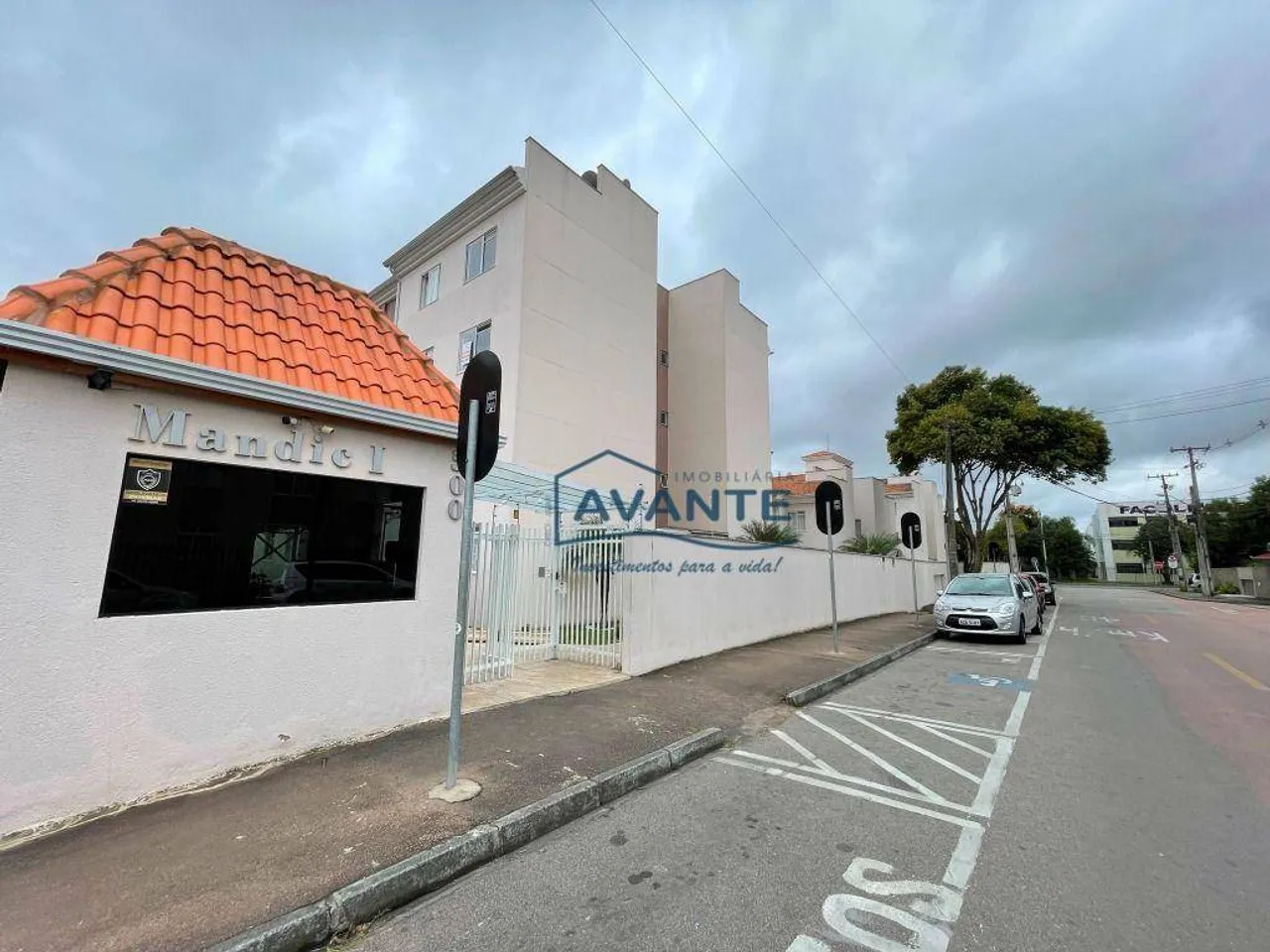 Apartamento com 3 dormitórios para alugar, 68 m² por R$ 2.734,88/mês - Sítio Cercado - Cur