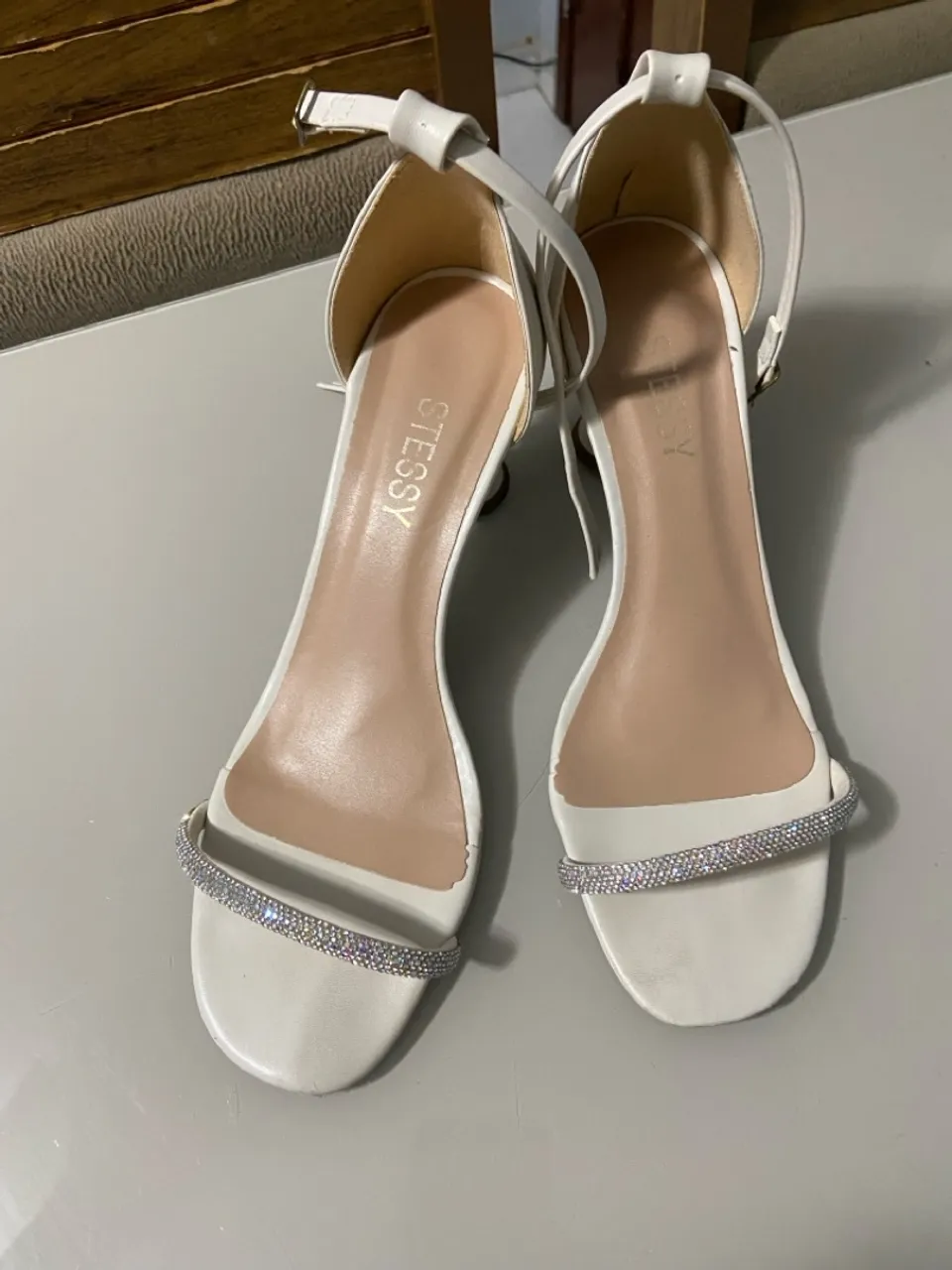 Sandália Feminina baixa off white com Strass
