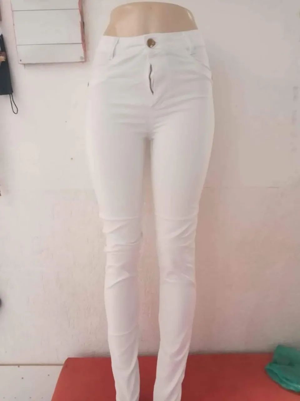 Calça branca tamanho 38 tem pouco elastano