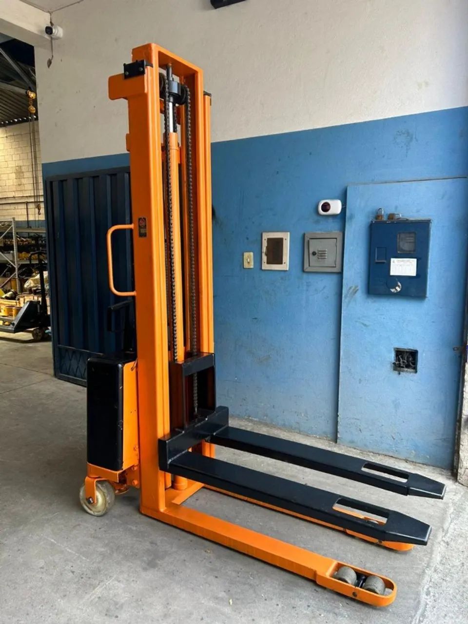 Empilhadeira Semi-elétrica m/ BYG cap. 1.000 kg c/ 3,30 mts elevação - Foto 2