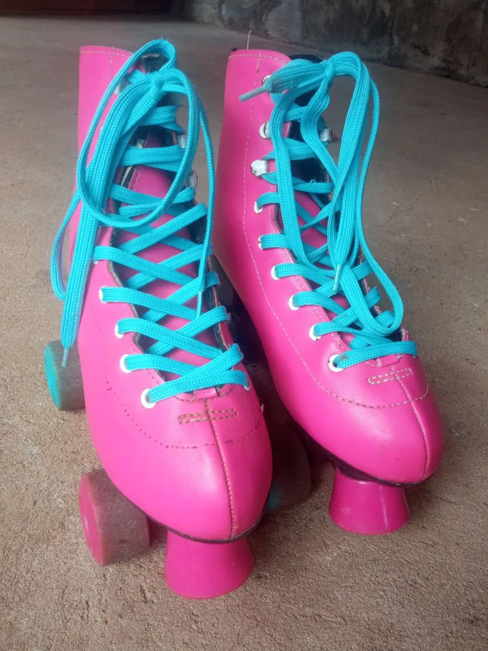 Patins Rosa com Cadarços Azul