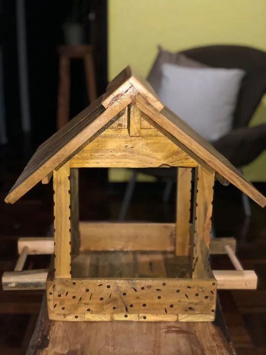 Alimentador de Passarinho em Madeira