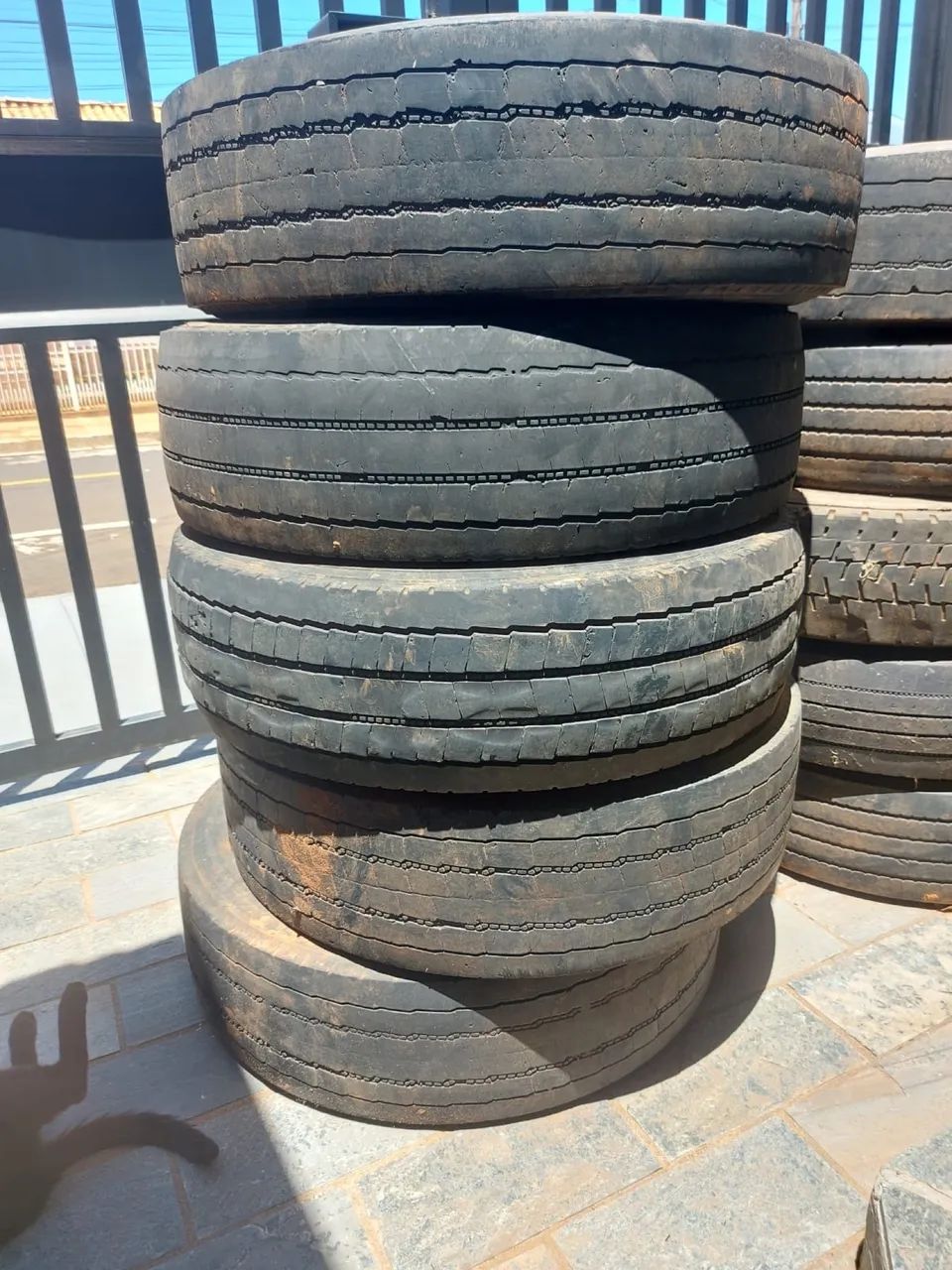 PNEUS  235x75 R17,5  E  215x75 R17,5 - Foto 3