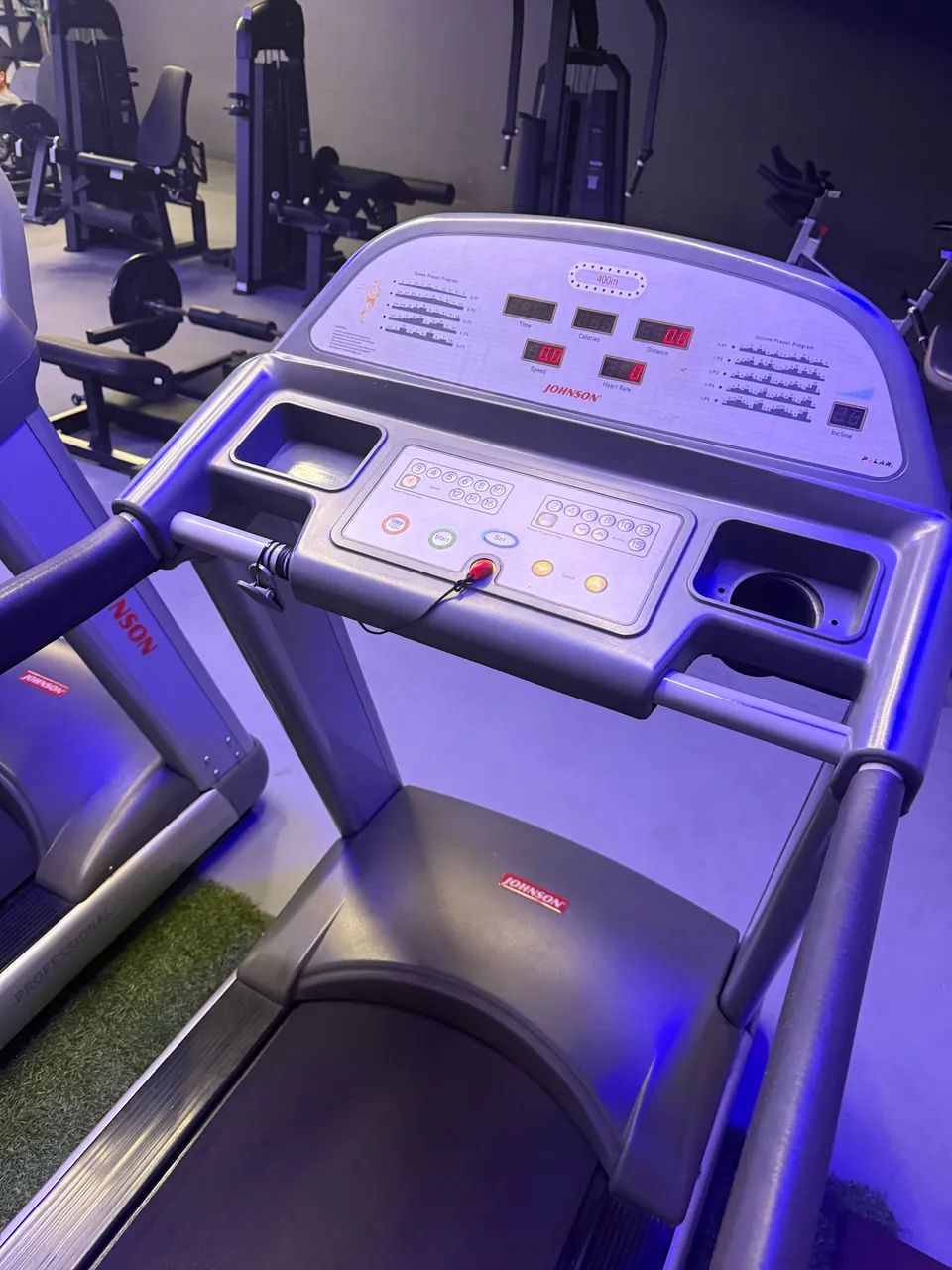 Esteiras profissionais marca jogson com inclinação ,estão montadas no local . - Foto 4