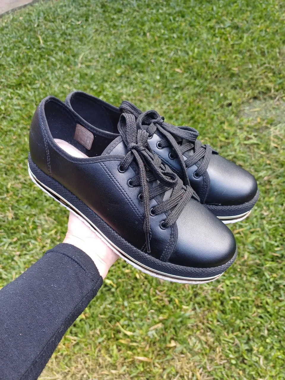 Tênis Feminino Preto com Solado Branco