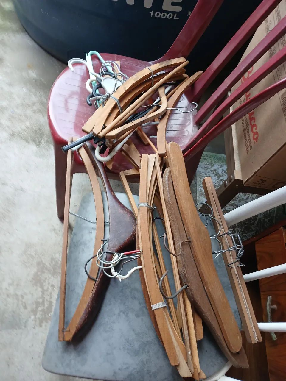 Cabides de roupas madeira e plástico contém 35 pó 20 reais  - Foto 2