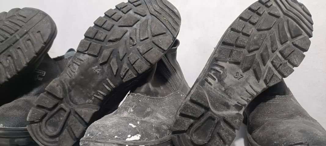  Lote com 3 botinas reforçadas n 41,43,37 - Foto 4