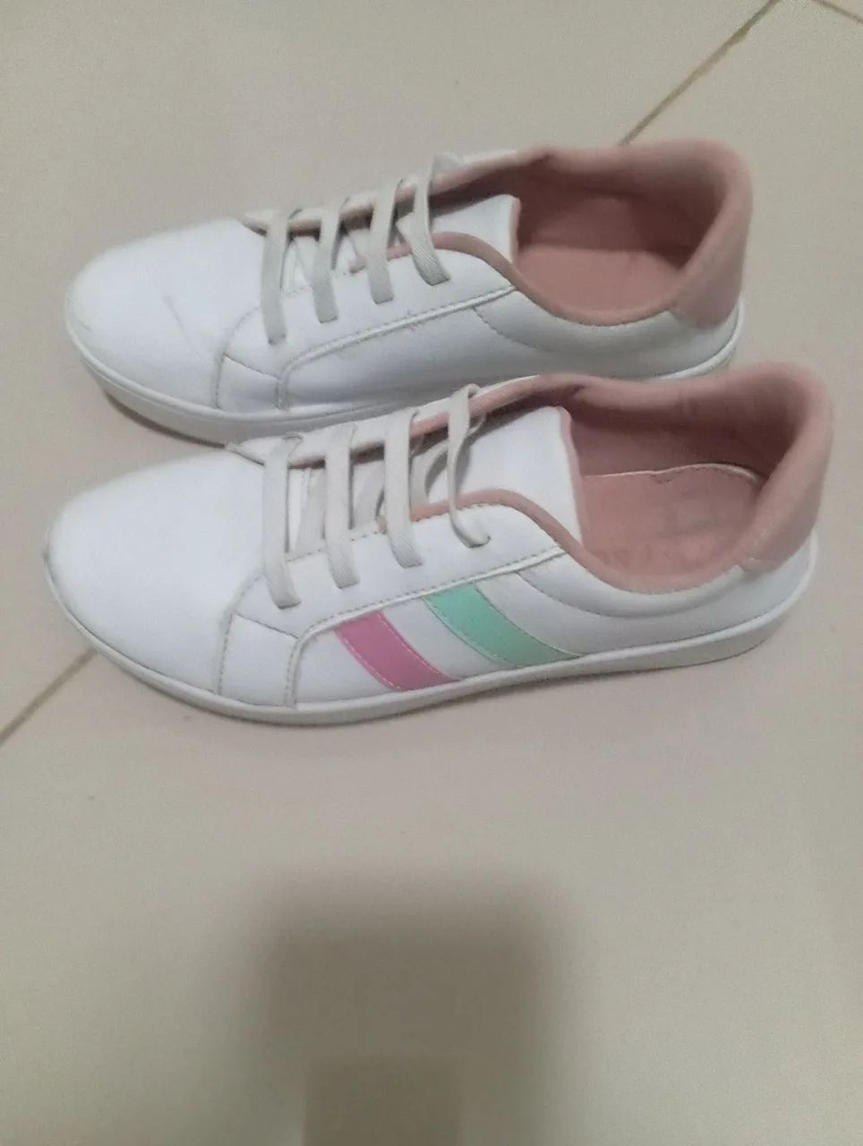 Tênis Infantil Branco com Detalhes Coloridos - Foto 3