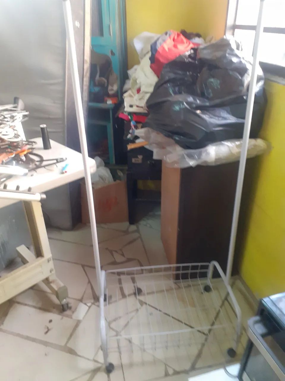 Cabide de Roupa de Metal com Prateleira