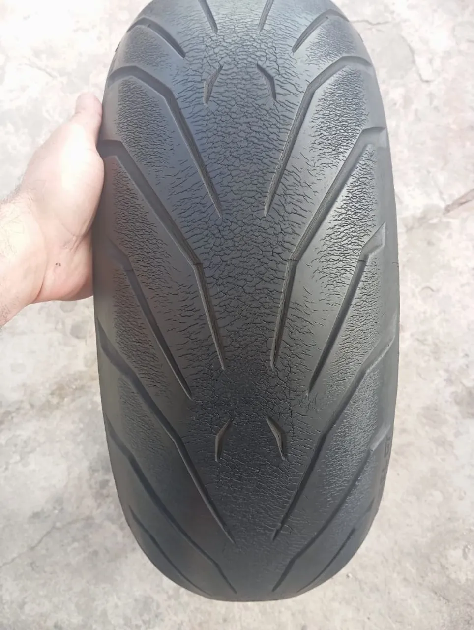 Pneu traseiro marca Pirelli angel