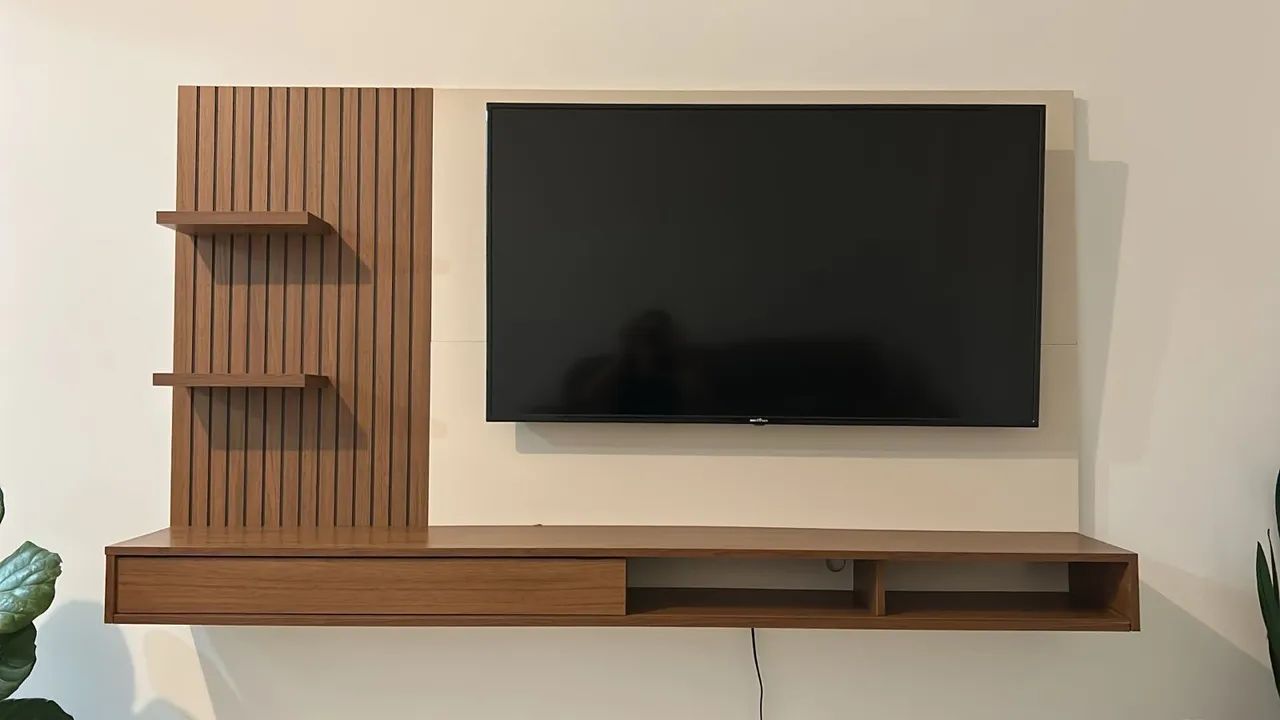 TV 55 polegadas Britânia com suporte moderno
