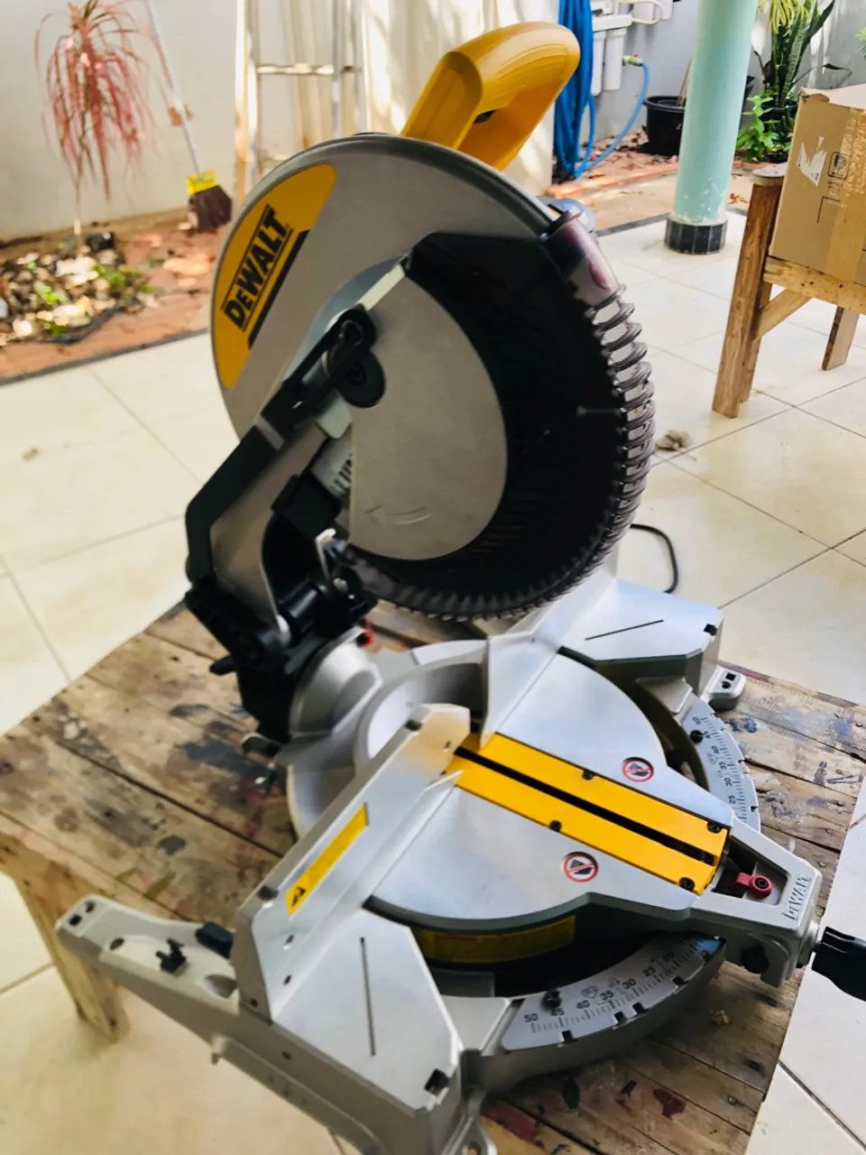 Serra de Esquadria 12? (305mm)- 1600W | 127V (DWS715-BR)