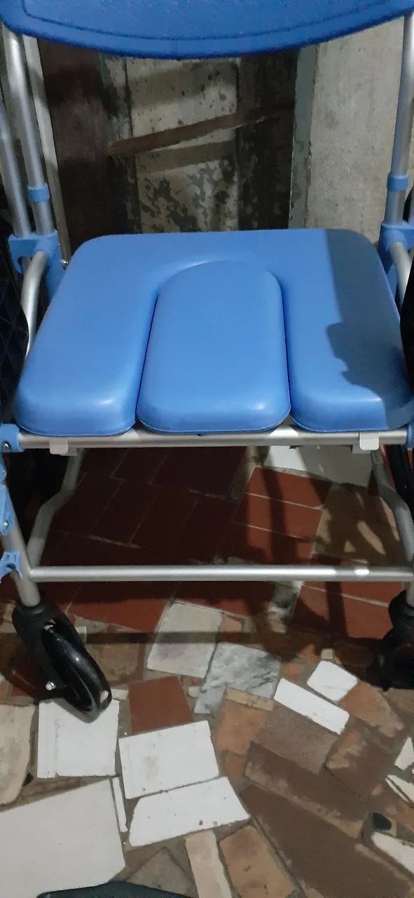 Cadeira de Banho com Rodas traseiras grande, com comadre! - Foto 4