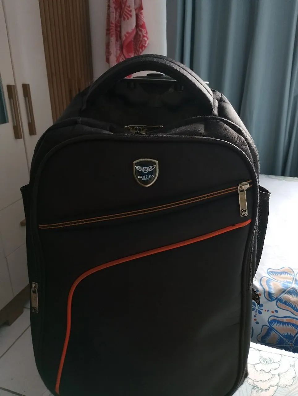 Mochila Santino Preta com Detalhes Laranja