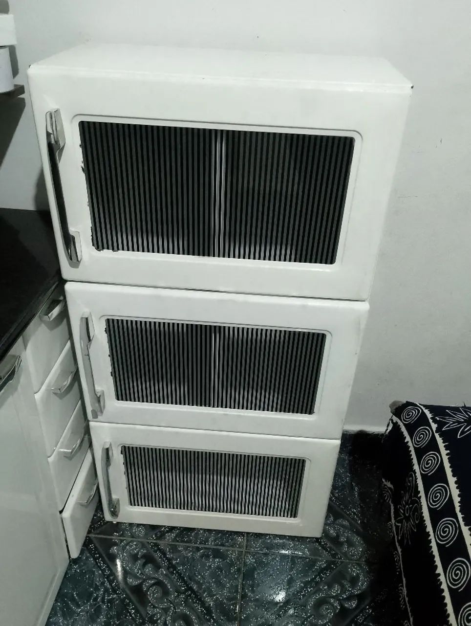 Armário aéreo de cozinha com 3 portas de vidro