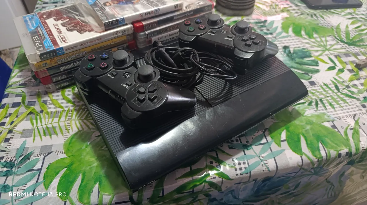 Playstation 3 (PS3) com Jogos e 2 Controles