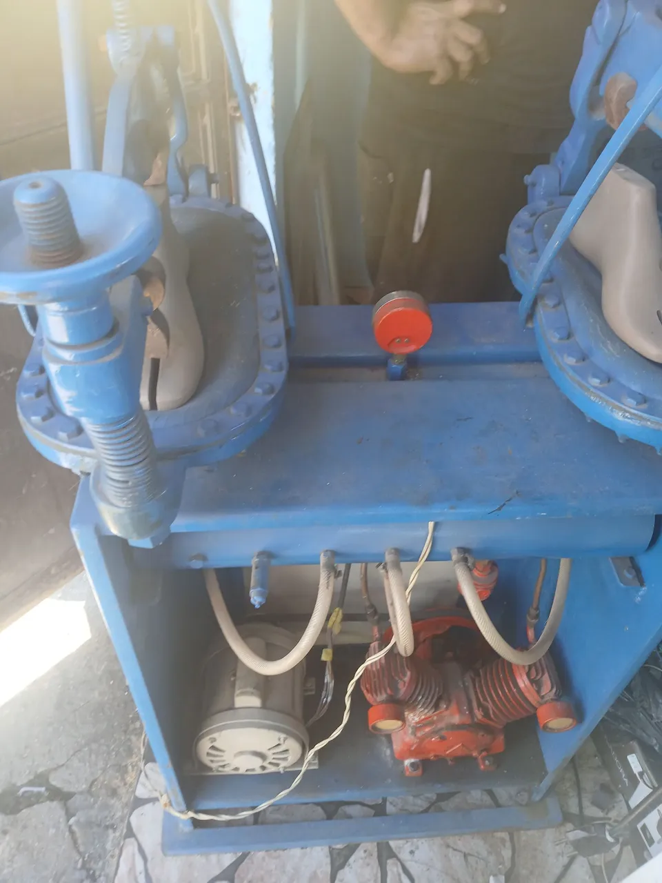 Máquina de sapateiro para modelagem e acabamento