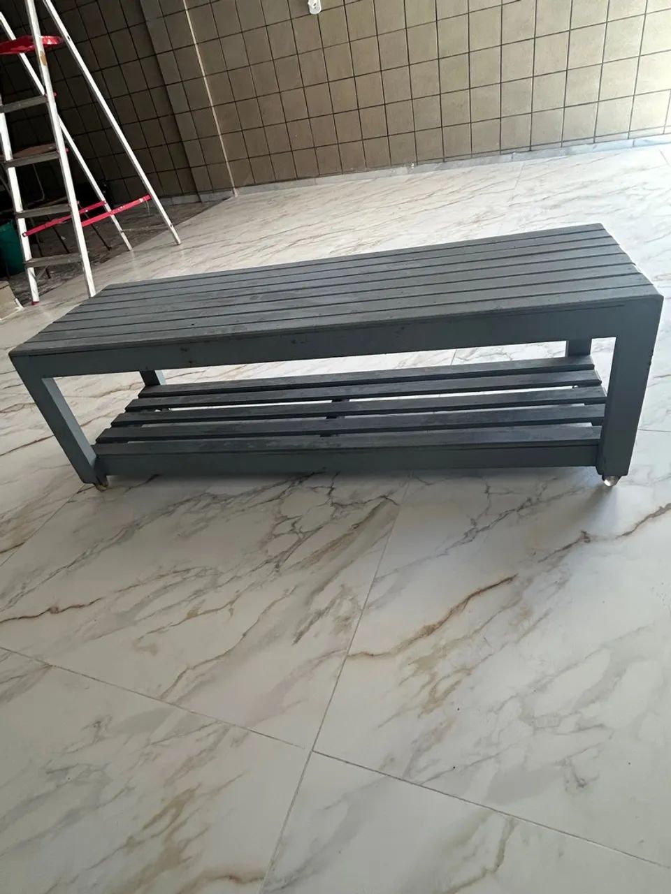 Banco de Madeira Cinza Elegante - Foto 3