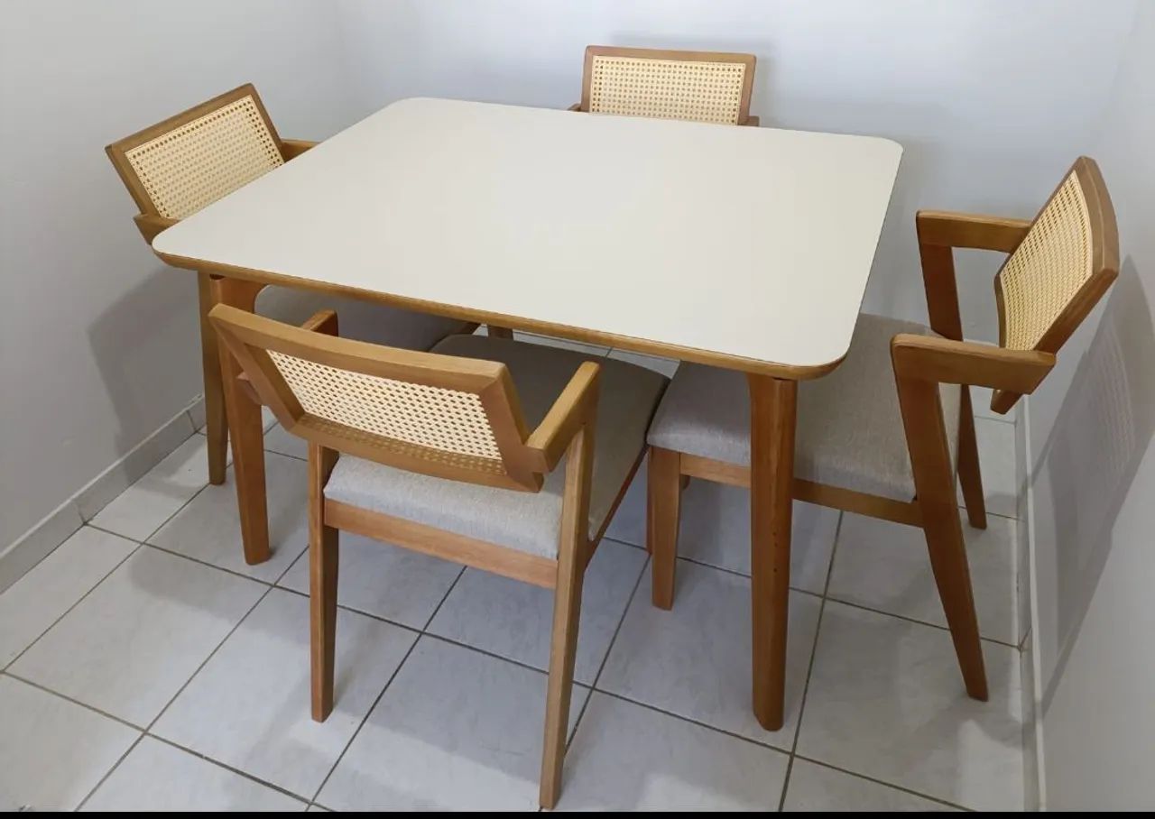Mesa de jantar 120x90 toda em madeira maciça com vidro 