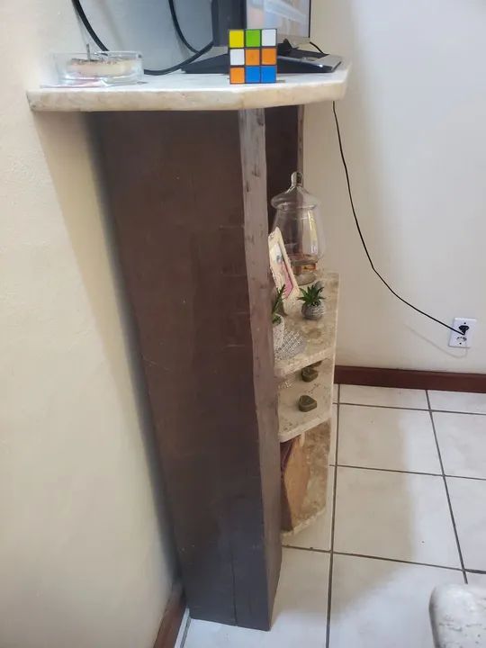 Rack de madeira para sala com prateleiras em granito. - Foto 2