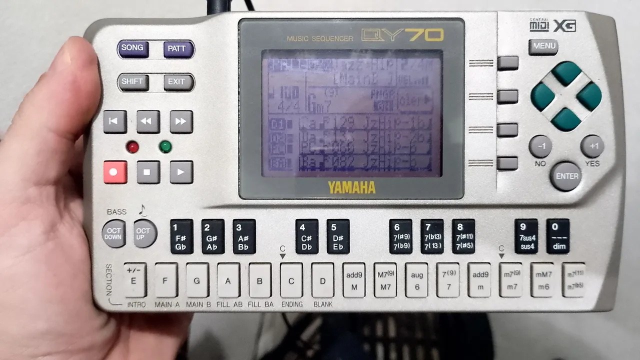 Yamaha QY70 - Sequenciador Musical