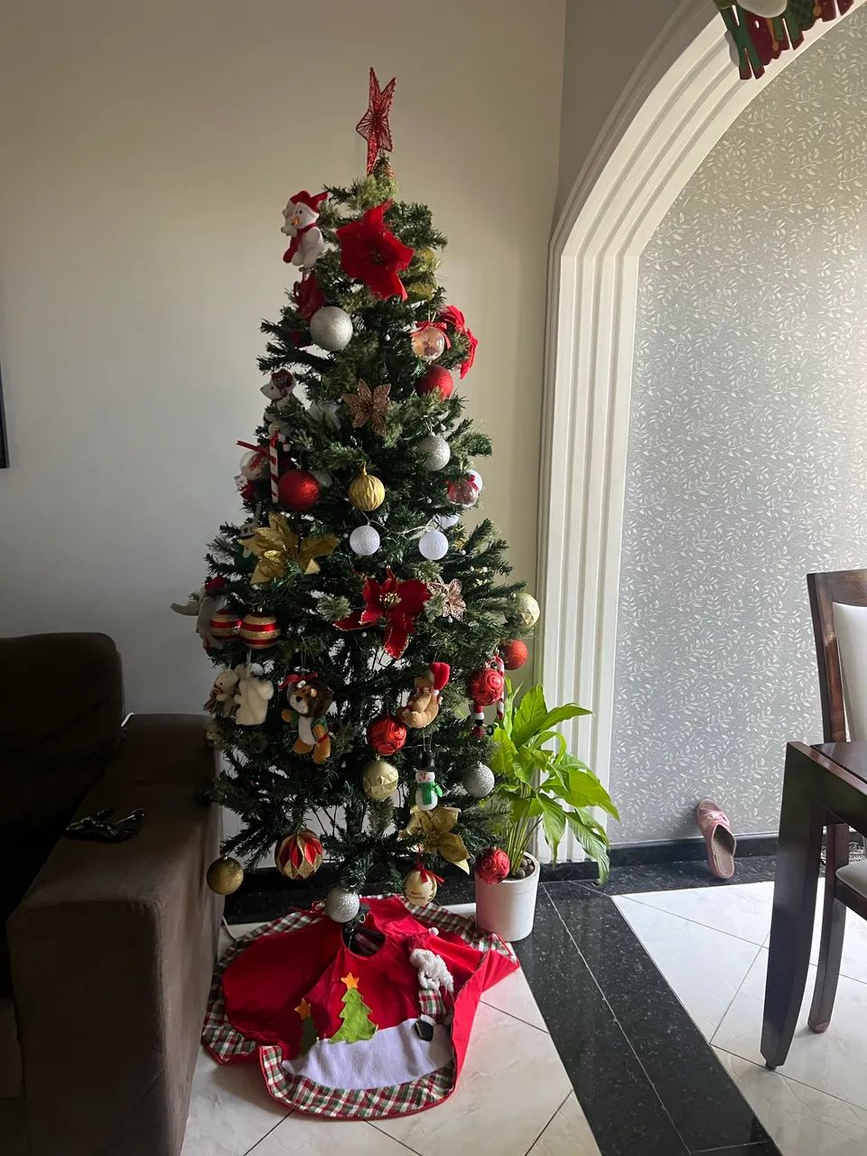 Arvore de natal com enfeites 