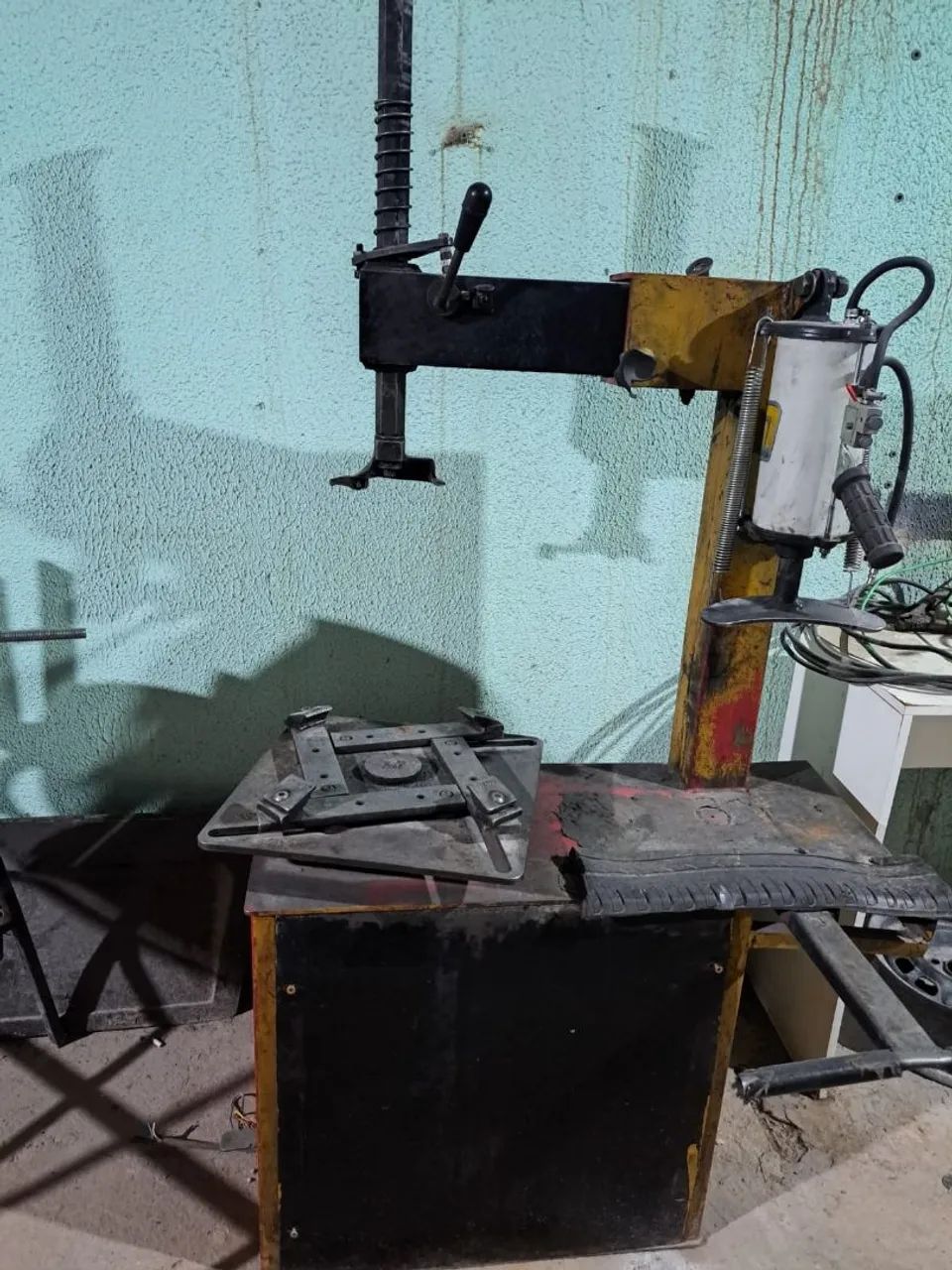 Máquina de desmontar pneus monofásico e elétrica vai até o aro 22 - Foto 4