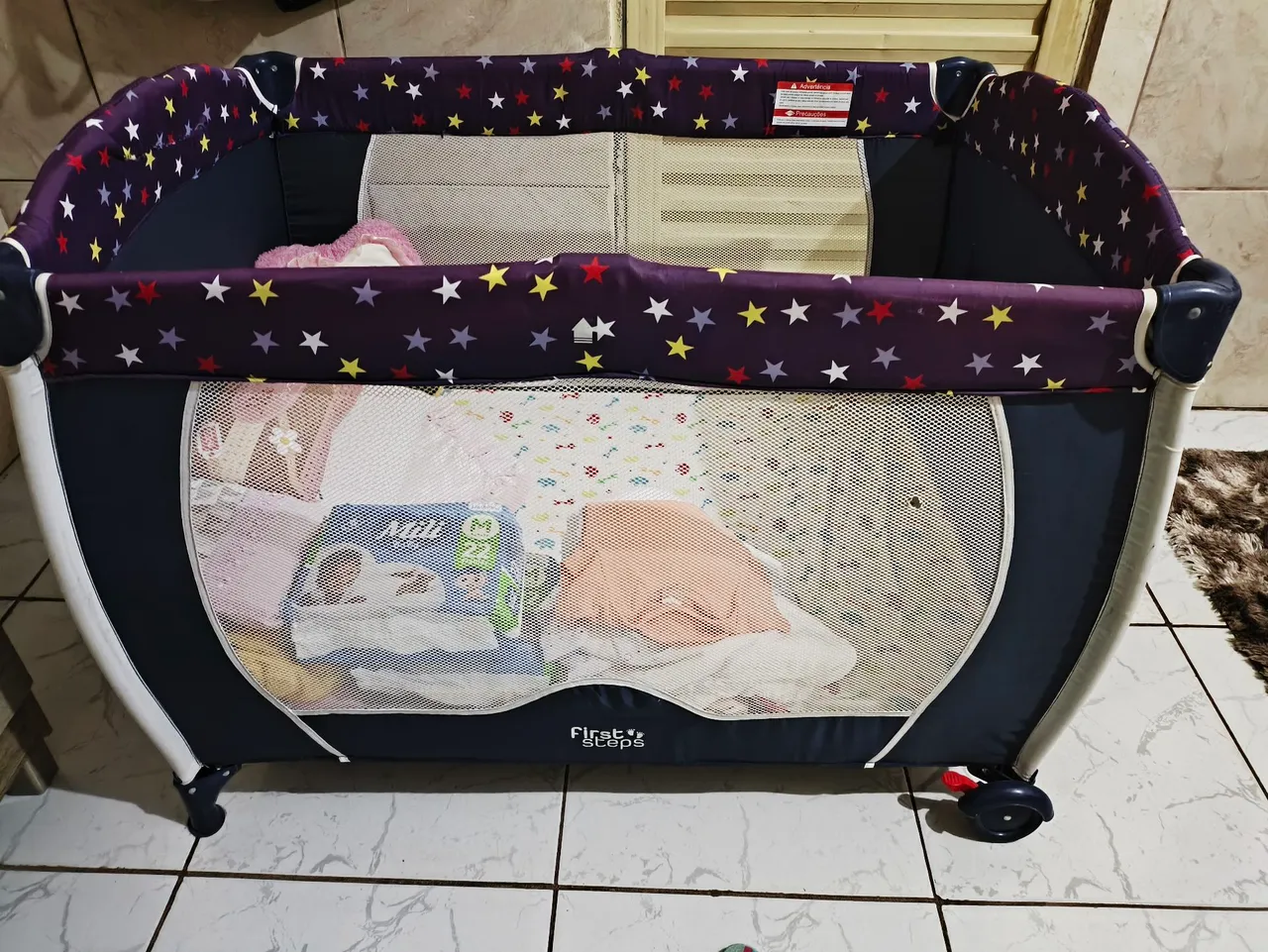 Berço portátil First Steps com detalhes