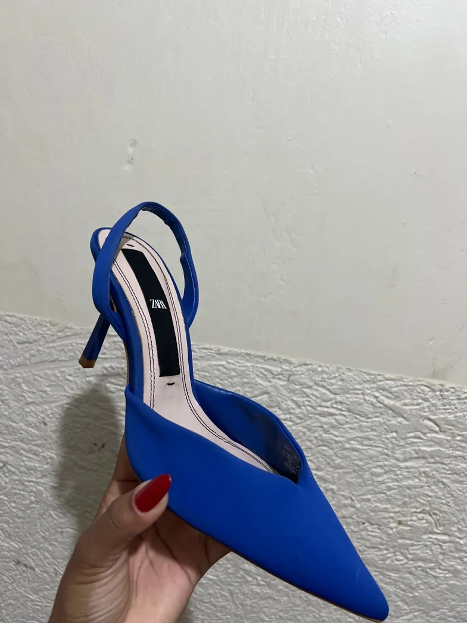 Scarpin slingback azul Zara