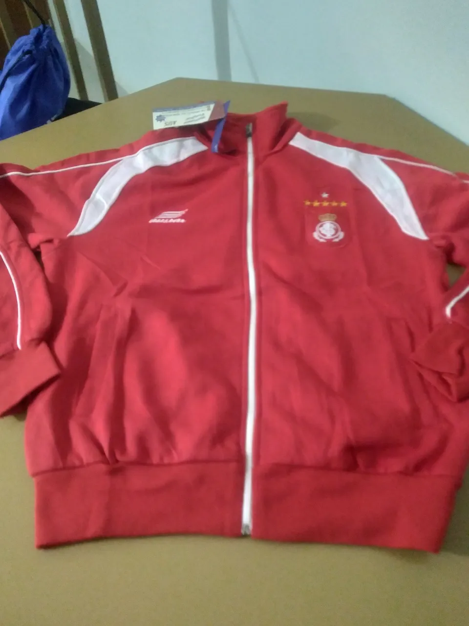 Jaqueta Esportiva Vermelha com Detalhes