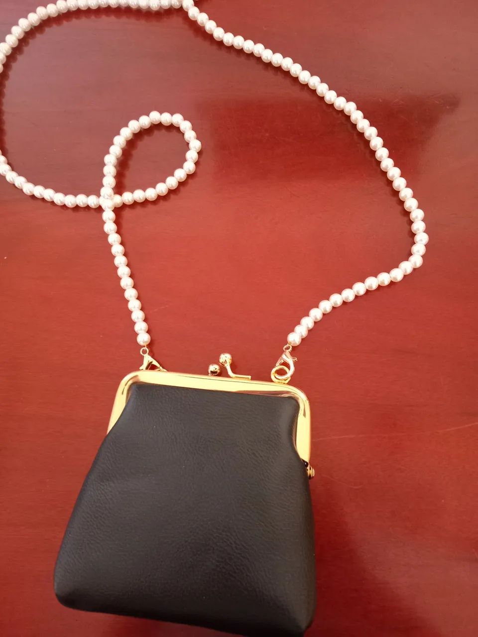 Bolsa de mão ou de ombro, pequena com corrente estilo pérolas - Foto 4